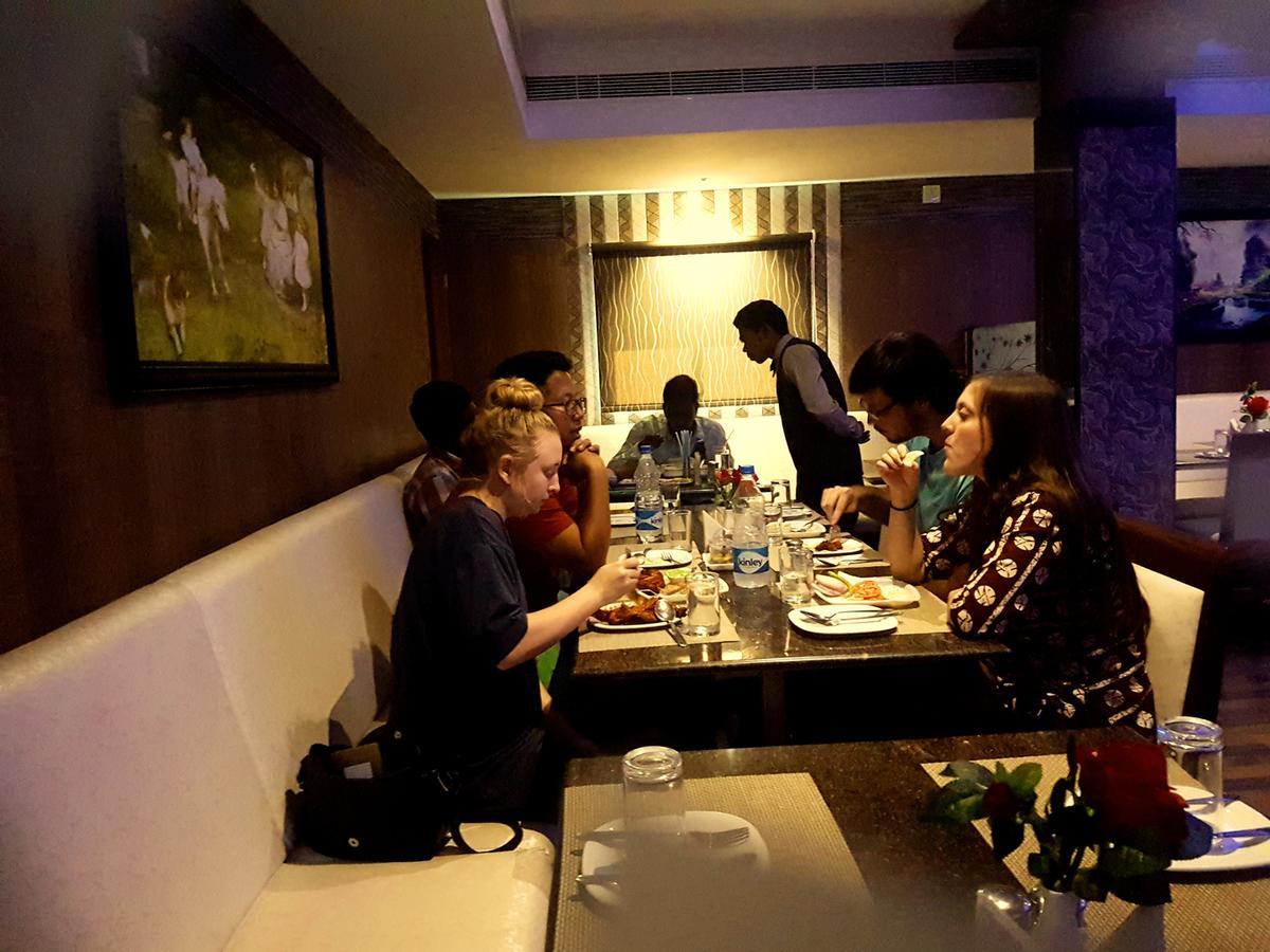 Venky'S Delight Hotel ราจาห์มันดรี ภายนอก รูปภาพ