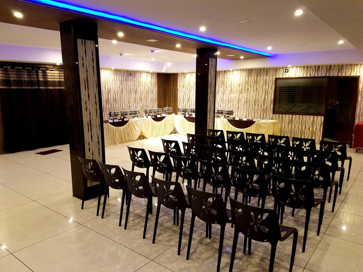 Venky'S Delight Hotel ราจาห์มันดรี ภายนอก รูปภาพ