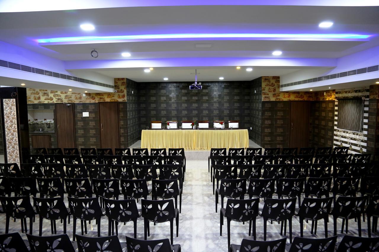 Venky'S Delight Hotel ราจาห์มันดรี ภายนอก รูปภาพ