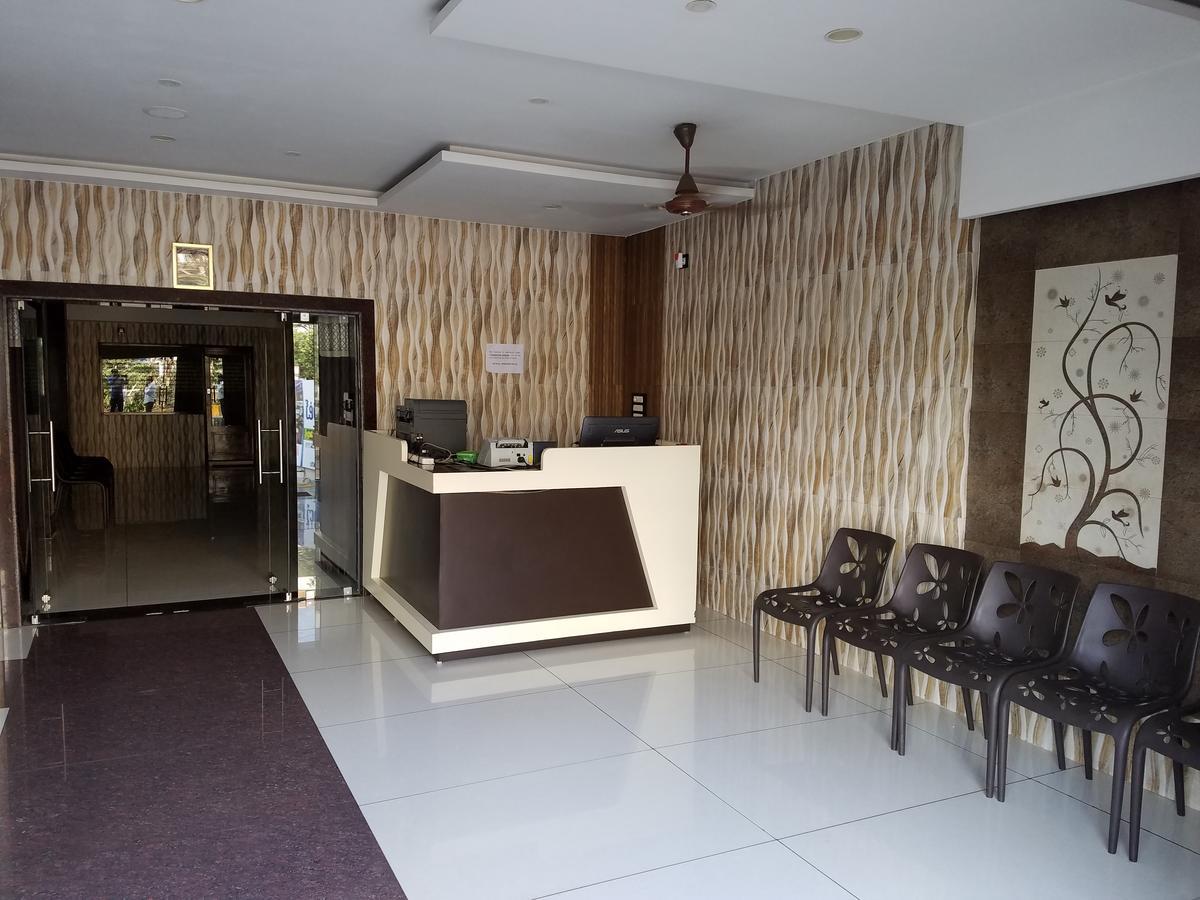 Venky'S Delight Hotel ราจาห์มันดรี ภายนอก รูปภาพ